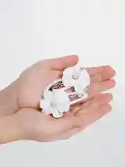 Белый заколка с бантиком. Заколка с цветком