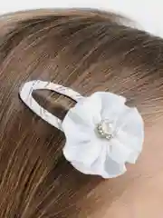 Белый заколка с бантиком. Заколка с цветком