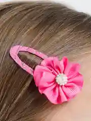 Розовый заколка с бантиком. Заколка с цветком