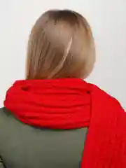 Красный вязаный шарф