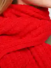 Красный вязаный шарф