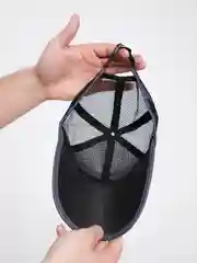 Черный кепка в сеточку