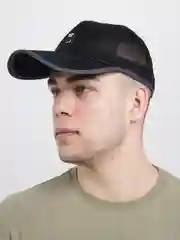 Черный кепка в сеточку