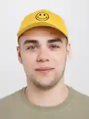 Желтый кепка с улыбающимся смайликом