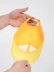 Желтый кепка с улыбающимся смайликом