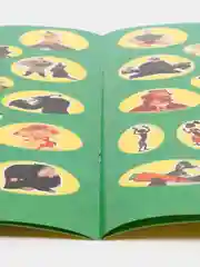 Багровый книжка с наклейками, более 50 наклеек героев мультфильма "Три Богатыря"