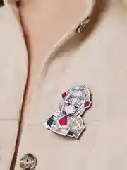 Алый значок деревянный по игре "Геншин импакт"