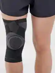Черный бандаж коленного сустава