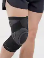 Черный бандаж коленного сустава