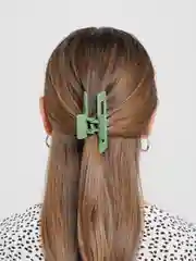 Зеленый крабик для волос