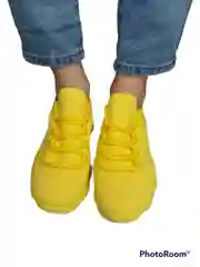 Женские кроссовки