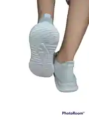 Женские кроссовки