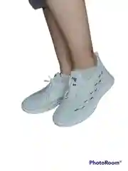 Женские кроссовки