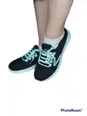 Женские кроссовки
