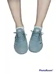Женские кроссовки