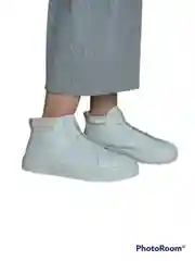 Женские кроссовки