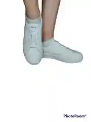 Женские кроссовки