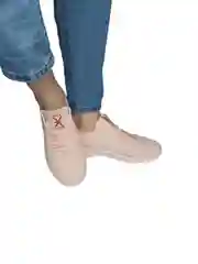 Женские кроссовки
