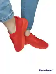 Женские кроссовки