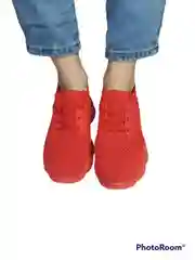 Женские кроссовки