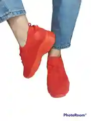 Женские кроссовки
