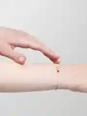 Золотой браслет белая нить с буквой / Инициал цветные , Handmade
