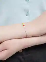 Золотой браслет белая нить с буквой / Инициал цветные , Handmade