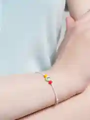 Золотой браслет белая нить с буквой / Инициал цветные , Handmade