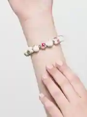 Белый браслет на руку
