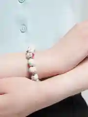 Белый браслет на руку