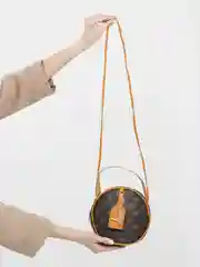 Коричневый женская круглая сумка