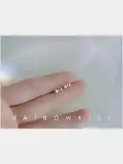 Молочный миниатюрные серьги-гвоздики
