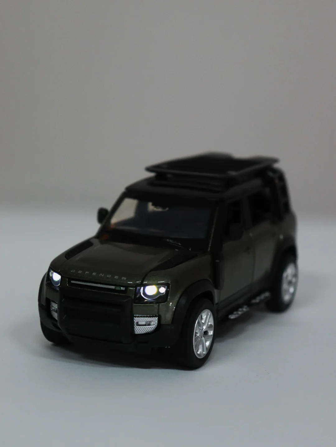 Машинка металлическая Land Rover Defender 110, 1:32, 15,5 см, JB1251468
