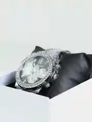 Серый женский подарочный набор: наручные часы с браслетом