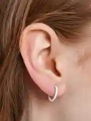 Белый серьга-обманка