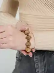 Карамельный браслет из семян