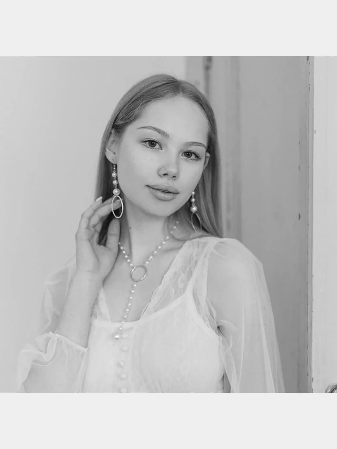 Серебряный серьги-подвески удлиненные, с имитацией жемчуга, женские