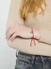 Кораллово-розовый браслет  Красная нить с подвеской
