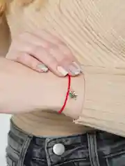 Коралловый браслет  Красная нить с подвеской