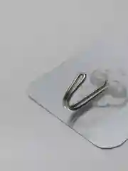Серый крючок самоклеящийся для кухни и ванной комнаты