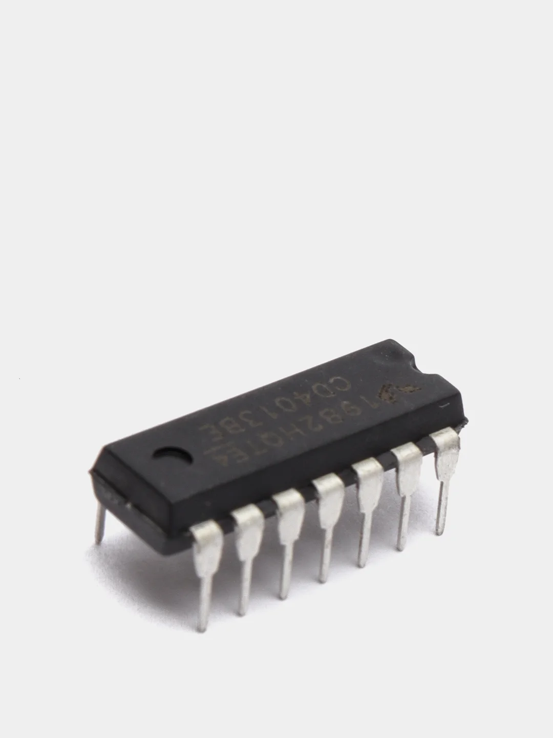 7 штук Микросхема CD4013BE PDIP-14