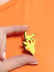 Зеленый деревянные значки "Котики и мемы"
