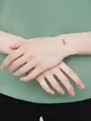 Конфетный браслет белая нить с буквой / Инициал цветные , Handmade