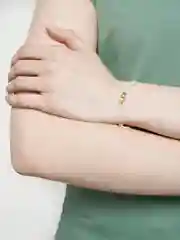 Золотистый хаки браслет белая нить с буквой / Инициал цветные , Handmade