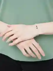 Вишнёвый браслет белая нить с буквой / Инициал цветные , Handmade
