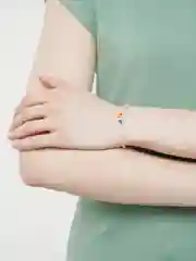 Бежевый браслет белая нить с буквой / Инициал цветные , Handmade