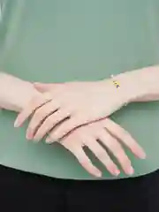 Бежевый браслет белая нить с буквой / Инициал цветные , Handmade