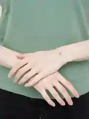 Бежевый меланж браслет белая нить с буквой / Инициал цветные , Handmade