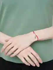 Оливковый браслет красная нить с кулоном