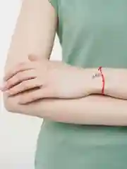 Оливковый браслет красная нить с кулоном